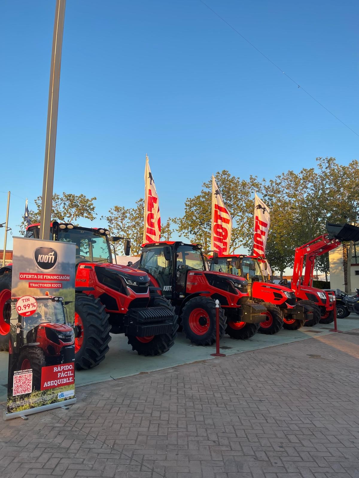 REDMAQ AGRICOLA PRESENTA LOS TRACTORES KIOTI EN LA FERIA AGROGANADERA DE POZOBLANCO( Cordoba)
