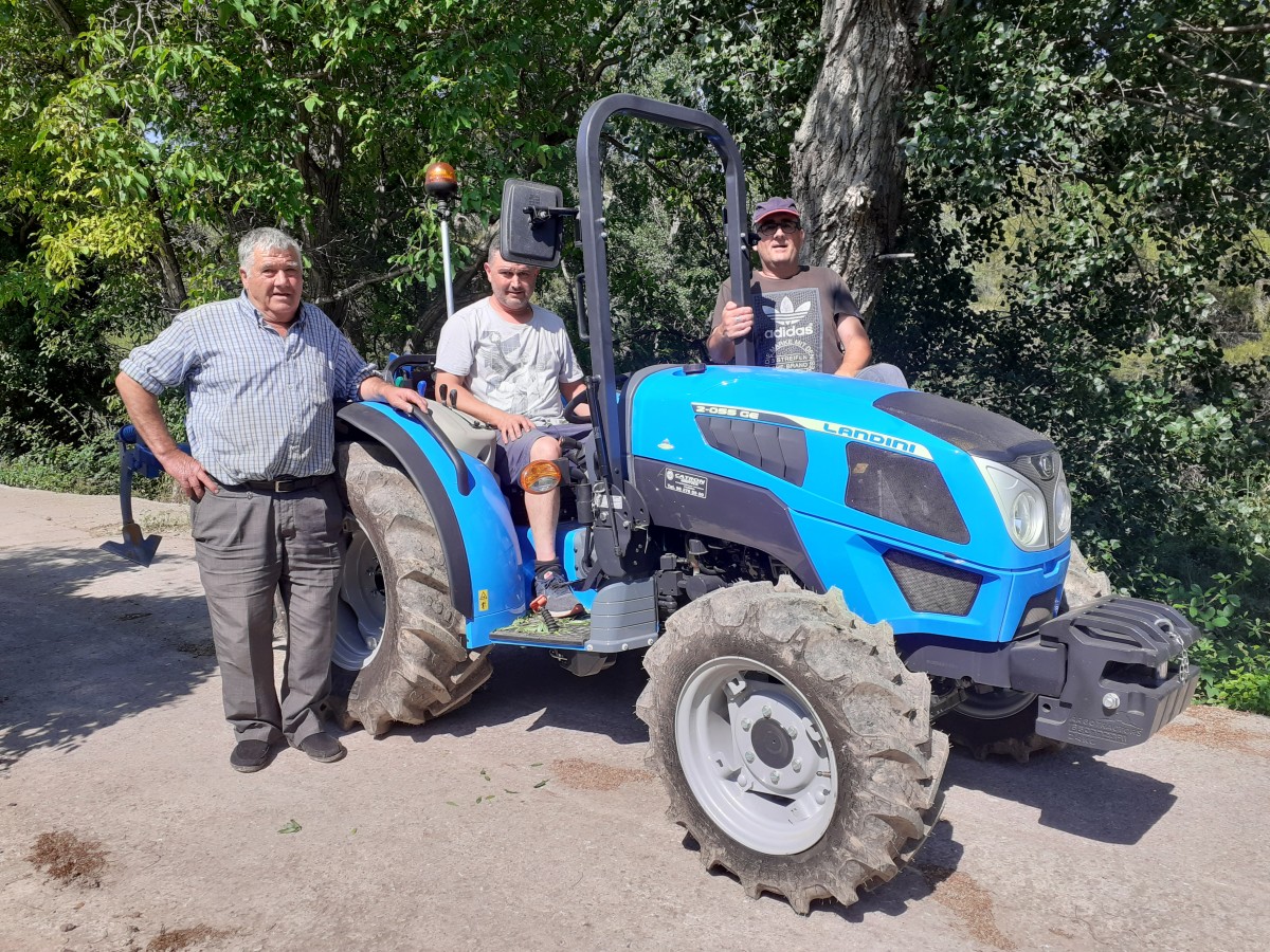 Tractor Landini entregado en Bejis (Castellon) por el equipo de CATRON INTERNACIONAL.
